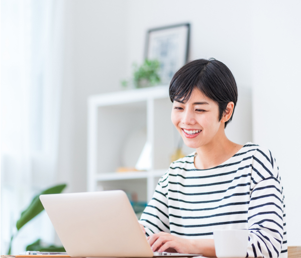 パソコンで予約・お問合せをする女性の写真