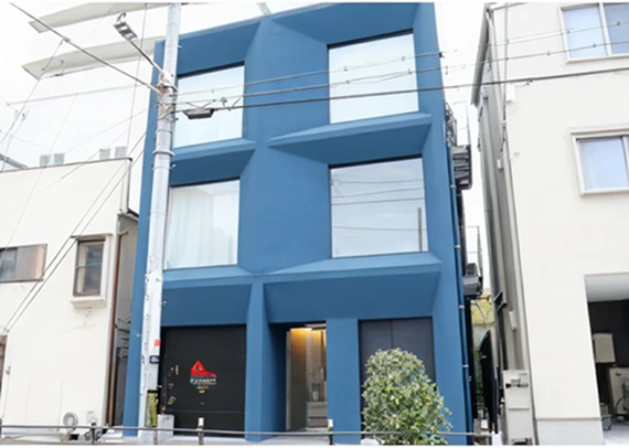 青い建物外観の写真