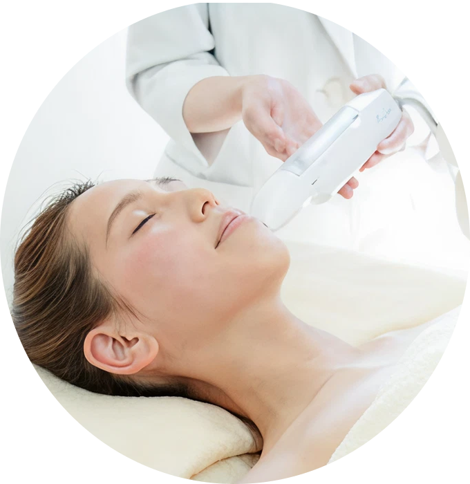 フェイシャルエステの施術中の写真２