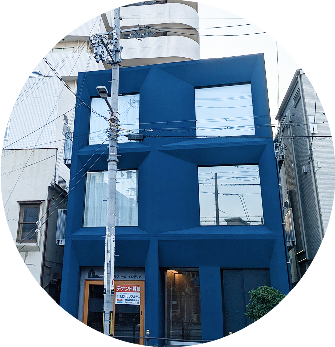 青い建物の外観の写真